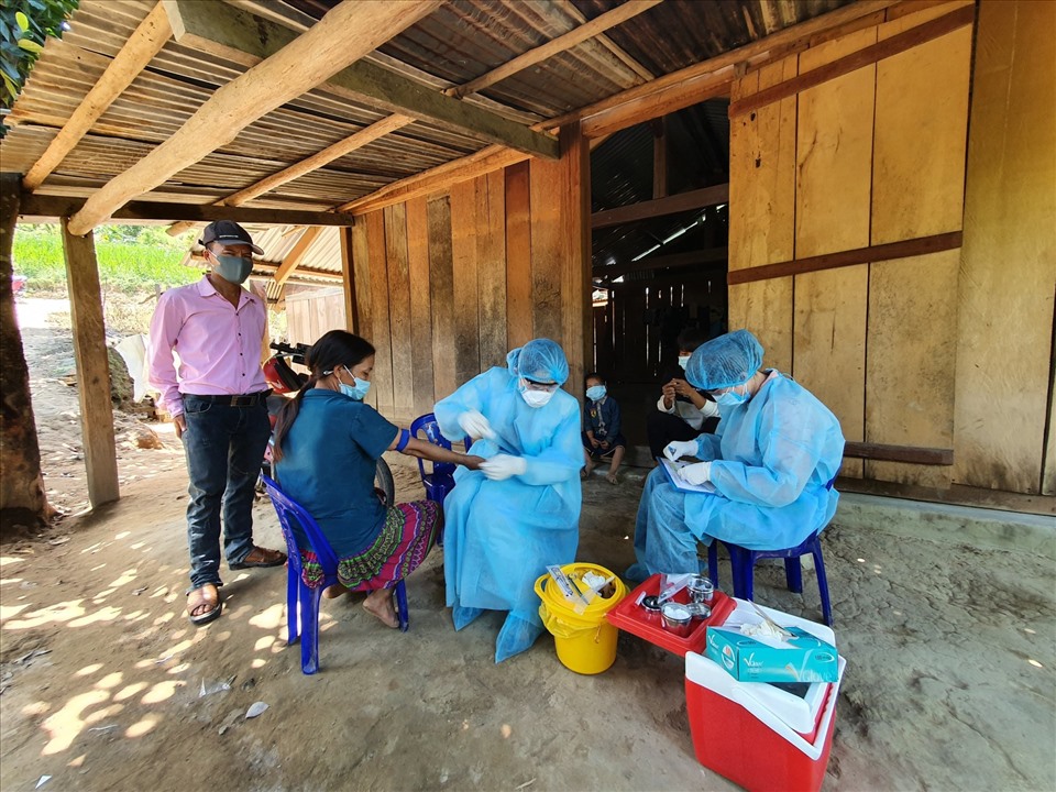 Lực lượng y tế Đắk Lắk tiêm vắc xin phòng dịch cho người dân vùng sâu, vùng xa. Ảnh M.T
