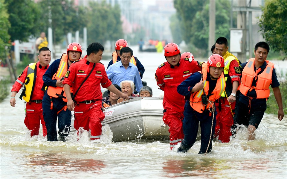 Cứu hộ người dân ở tỉnh An Huy. Ảnh: China Daily