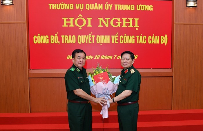 Đại tướng Ngô Xuân Lịch trao Quyết định Thứ trưởng Bộ Quốc phòng đối với Trung tướng Hoàng Xuân Chiến. Ảnh BQP