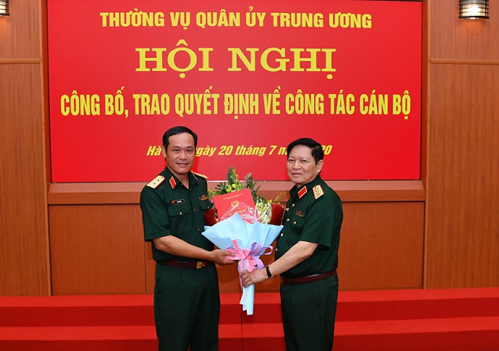 Đại tướng Ngô Xuân Lịch trao Quyết định Thứ trưởng Bộ Quốc phòng đối với Trung tướng Vũ Hải Sản. Ảnh BQP