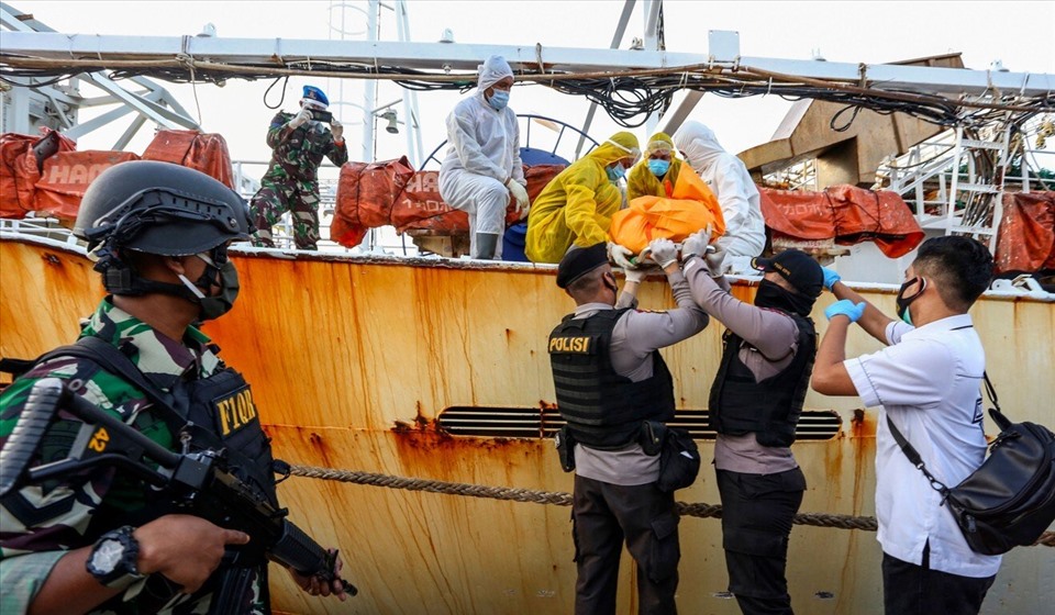 Thi thể thuyền viên Indonesia trên tàu cá Trung Quốc. Ảnh: AFP