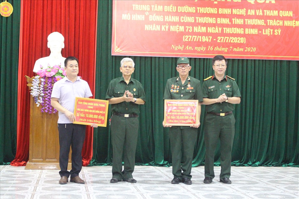 Thăm, tặng quà Trung tâm điều dưỡng thương binh tỉnh Nghệ An
