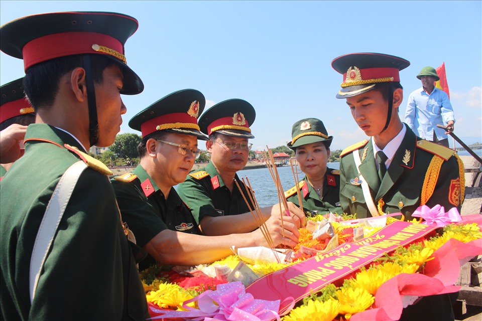 Đoàn thực hiện nghi lễ thả hoa viếng các liệt sĩ tại sông Thạch Hãn (Quãng Trị) để ghi nhớ công ơn của các liệt sĩ.