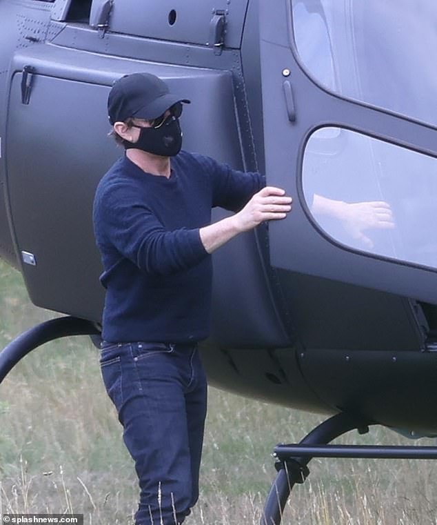Tài tử Hollywood tự mình lái trực thăng trong suốt quá trình (Ảnh: Splashnews.com)