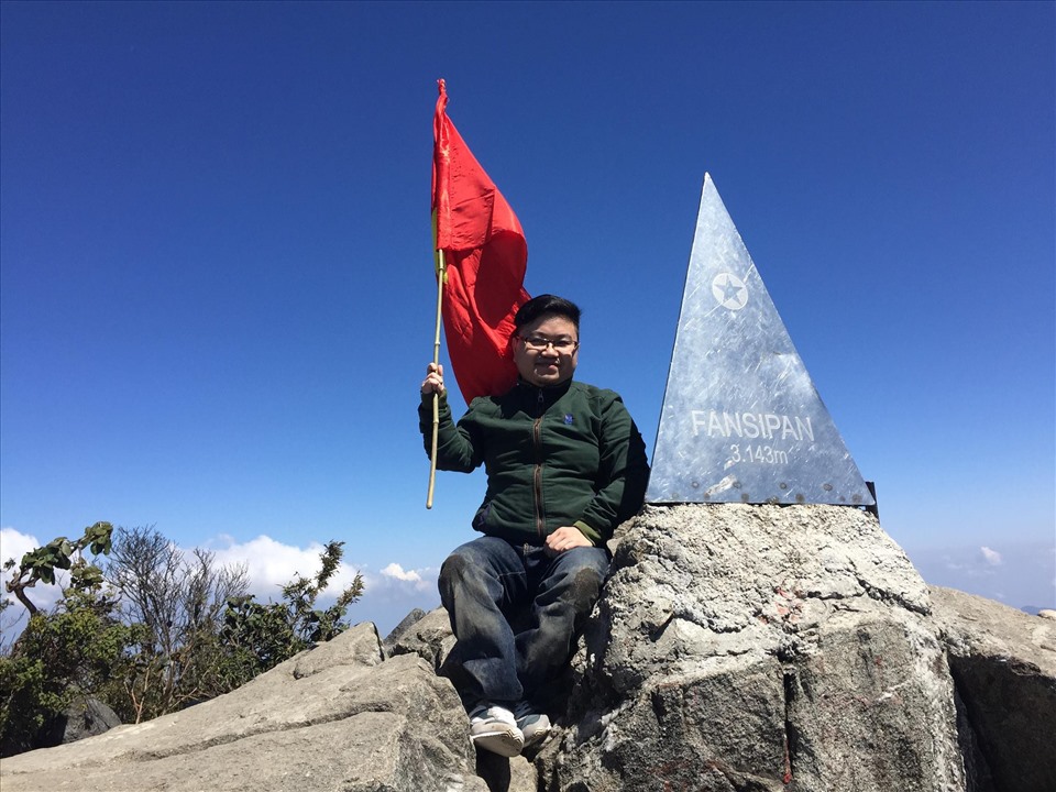Anh Ngọc Anh leo 600 bậc đá để lên tới “nóc nhà Đông Dương” Fansipan. Ảnh: NVCC
