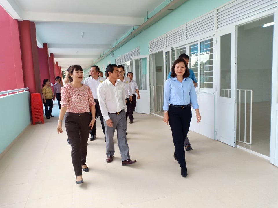 Lãnh đạo LĐLĐ tỉnh Bình Dương thăm quan các lớp học Trường Mầm non 28/7 giai đoạn 2. Ảnh: Khánh Phong