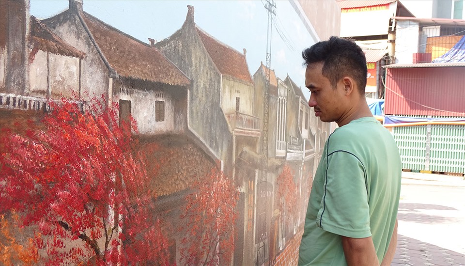 Anh Lê Văn Tuấn vui mừng hưởng ứng những bức tranh có ý nghĩa lịch sử trên khu phố Hoàng Cầu.