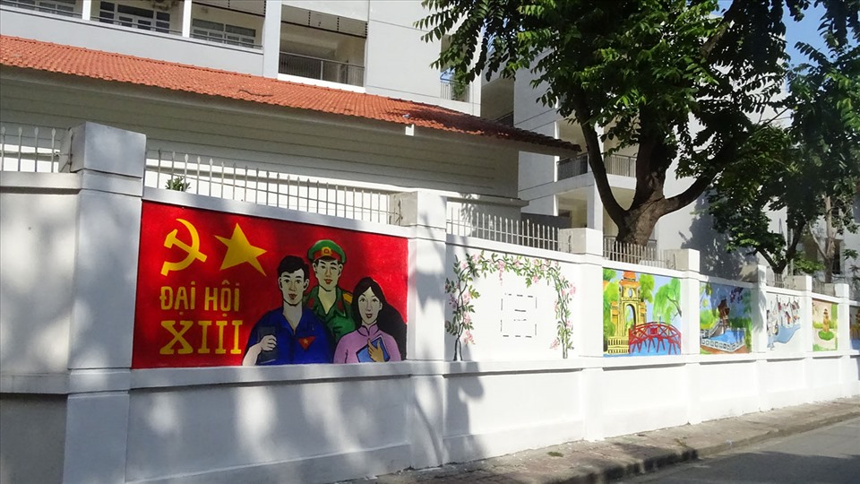 Bức bích hoạ Thanh niên trên phố Đặng Văn Ngữ, Đống Đa, Hà Nội