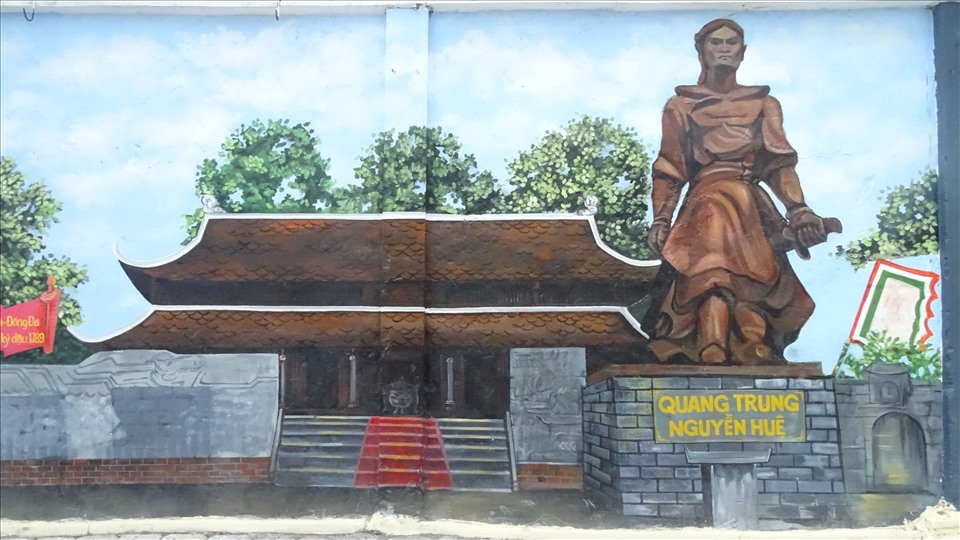 Các hoạ sĩ vẽ tượng vua Quang Trung cùng những bức bích hoạ có ý nghĩa lịch sử trên phố Nam Đồng, Đống Đa.