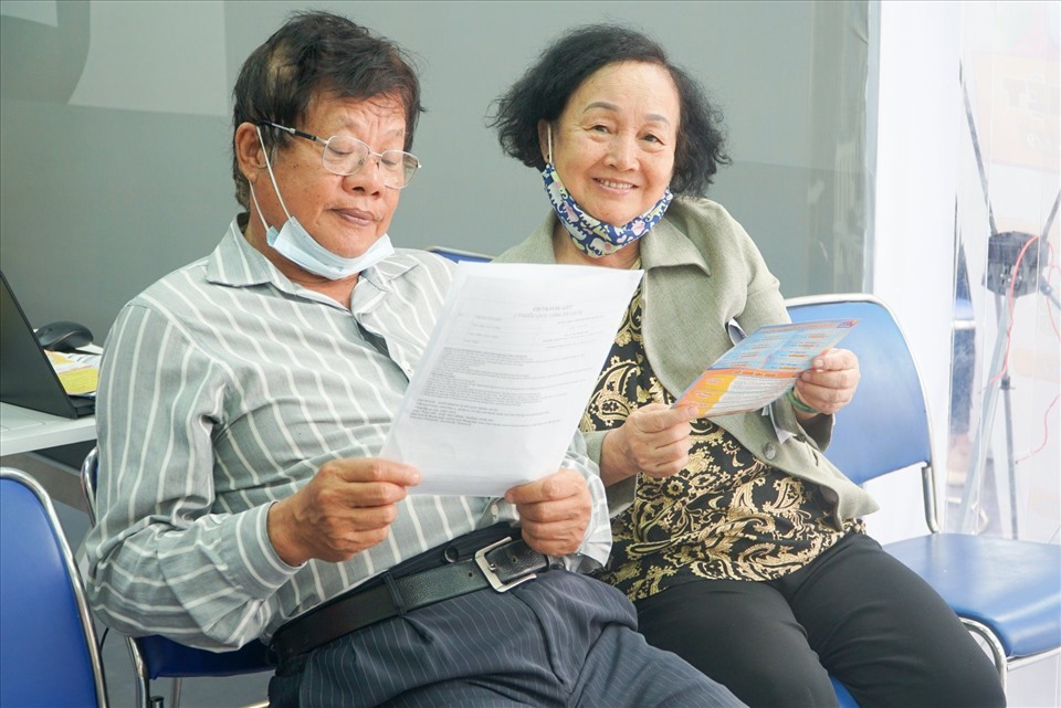 Du khách đang tham khảo để chọn lựa địa điểm đi du lịch.