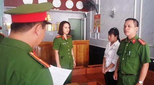 Công an tỉnh Bình Định thực hiện lệnh bắt tạm giam đối với Lê Thị Sen. Ảnh: T.T