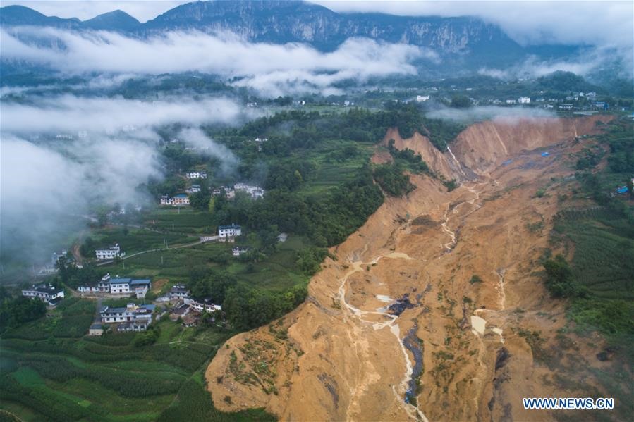 Ảnh chụp từ trên cao cho thấy trận sạt lở xảy ra ở làng Mazhe, khu tự trị Asshi Tujia và Miao, tỉnh Hồ Bắc, Trung Quốc. Ảnh: Tân Hoa Xã