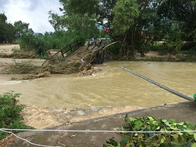 Cầu thôn Chang, xã Việt Lâm bị gãy, sập hoàn toàn. Ảnh: Thu Biên - Vi Quyền