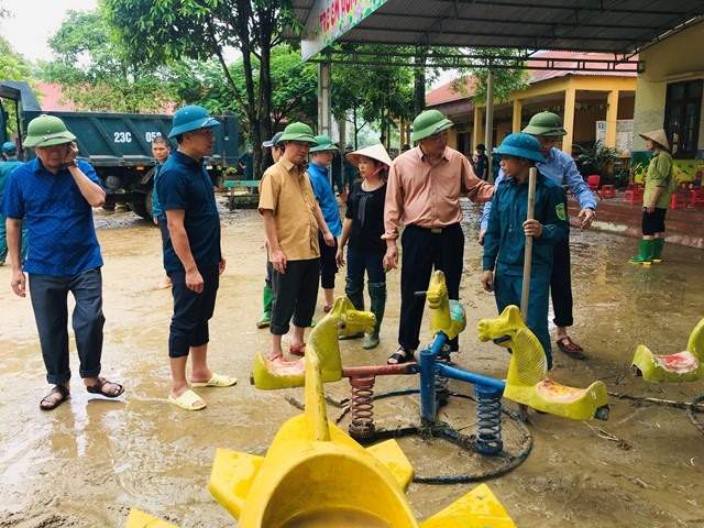 Đoàn công tác kiểm tra khắc phục hậu quả sau lũ tại trường Mầm non xã Việt Lâm. Ảnh: Thu Biên - Vi Quyền