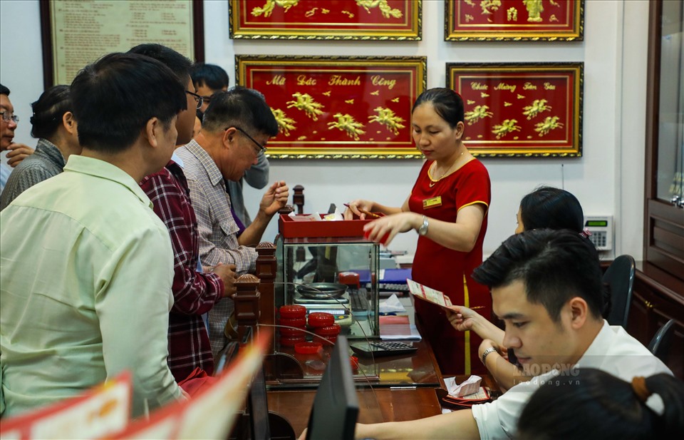 Khung cảnh giao dịch tấp nập tại Bảo Tín Minh Châu chi nhánh Cầu Giấy. Hình ảnh chụp chiều ngày 22.7.