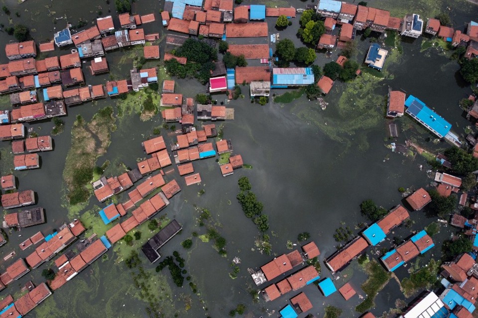Lũ lụt sông Dương Tử gây ngập các khu dân cư ở Cửu Giang, tỉnh Giang Tây, Trung Quốc. Ảnh: AFP.