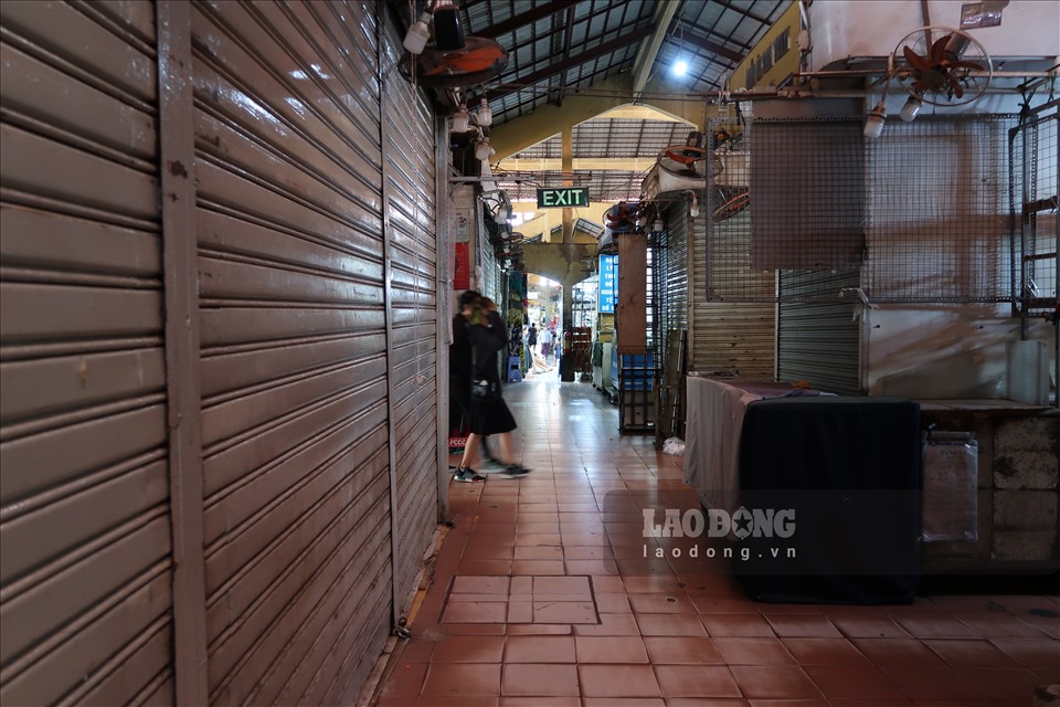 Do ảnh hưởng bởi dịch bệnh Covid-19, lượng khách quốc tế giảm mạnh khiến việc kinh doanh ở chợ Bến Thành trở nên ảm đạm. Nhiều tiểu thương buộc phải đóng cửa, cho thuê hoặc sang lại sạp. Ảnh: HỮU HUY