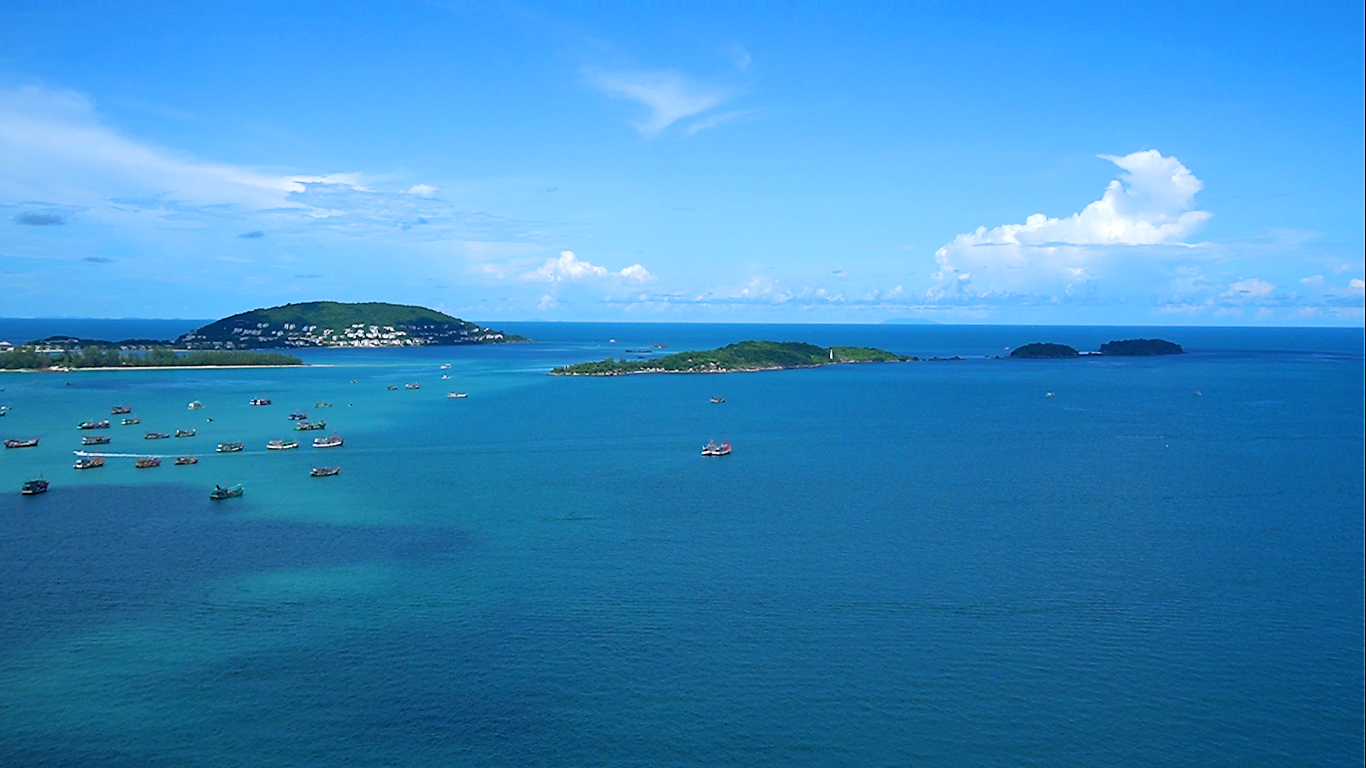 Đảo ngọc Phú Quốc (Kiên Giang) chào đón du khách suốt cả 4 mùa trong năm. Tuy nhiên vào từng mùa thì vẻ đẹp cũng có những điểm khác nhau. Đặc biệt, khu Nam đảo có rất nhiều địa điểm tham quan nổi tiếng. Du khách có thể di chuyển bằng xe, bằng tàu du lịch và bằng cáp treo để ngắm nhìn toàn cảnh Nam đảo.