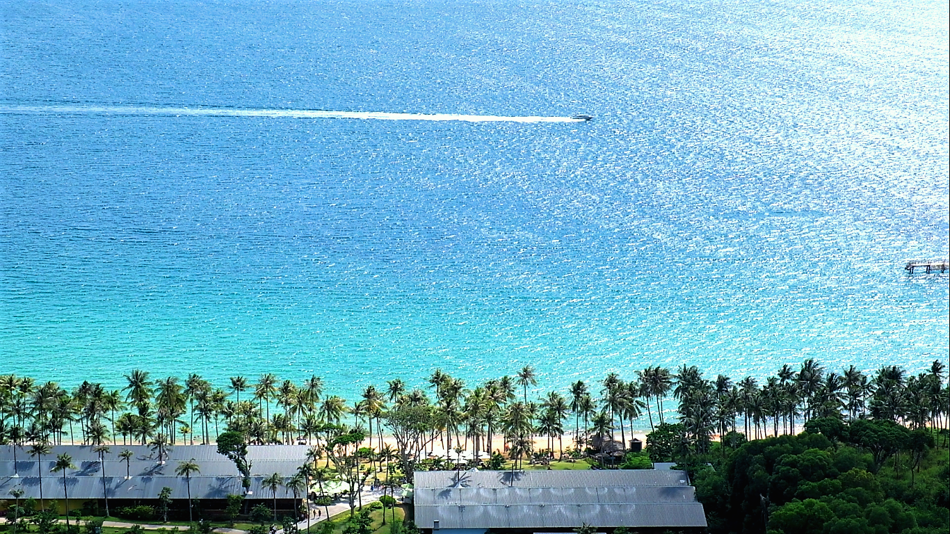 Di chuyển bằng cáp treo Hòn Thơm du khách có thể thỏa sức tận hưởng không khí trong lành, ngắm biển xanh, trời cao, phóng tầm mắt ra xa 360 độ. Du khách không chỉ được trải nghiệm chuyến du ngoạn kỳ thú trên không trung mà còn được chiêm ngưỡng trọn vẹn vẻ đẹp tựa thiên đường của thiên nhiên Nam đảo Phú Quốc.