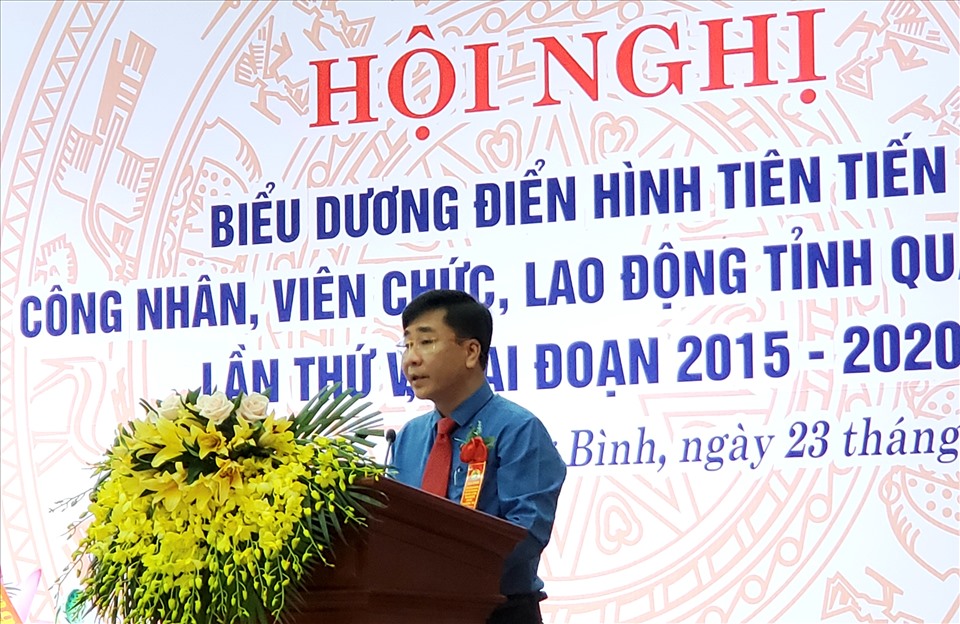 Chủ tịch LĐLĐ Quảng Bình Phạm Quang Long phát biểu tại hội nghị. Ảnh: Lê Phi Long