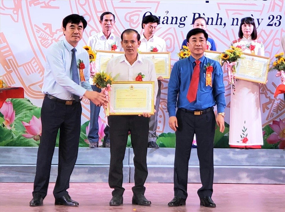 Lãnh đạo HĐND tỉnh Quảng Bình và LĐLĐ tỉnh trao bằng khen cho các tập thể xuất sắc. Ảnh: Lê Phi Long