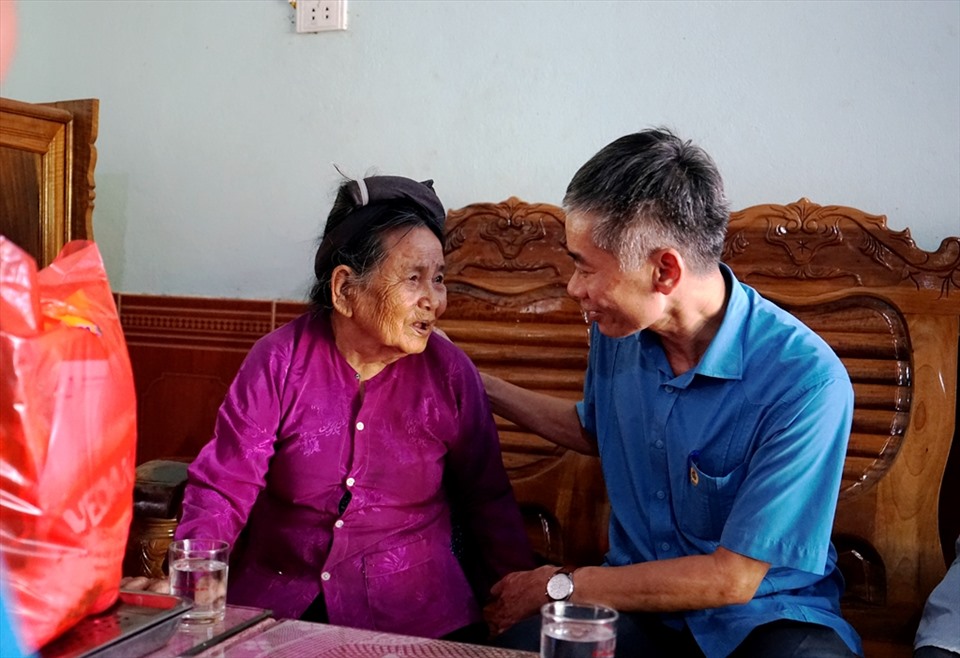 Đồng chí Trần Văn Thuật thăm hỏi, tặng quà thân nhân liệt sĩ Gạc Ma tại xã Mỹ Sơn (Đô Lương, Nghệ An). Ảnh: QĐ