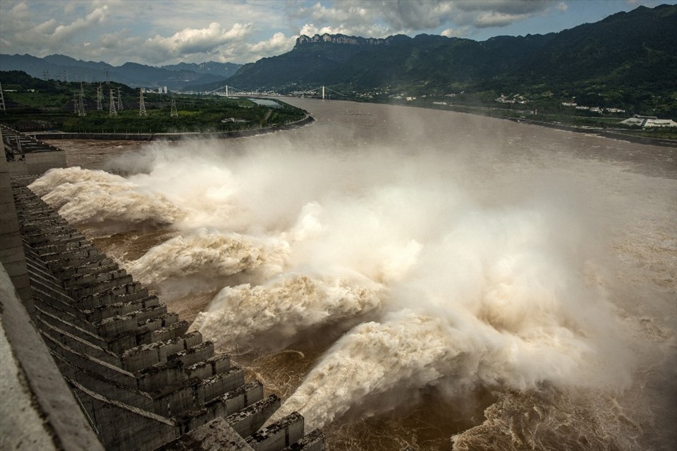 Đập Tam Hiệp - dự án thủy điện khổng lồ trên sông Dương Tử - xả lũ để giảm sức ép lũ lụt cho sông Dương Tử tại Nghi Xương, Hồ Bắc, Trung Quốc. Ảnh: AFP.