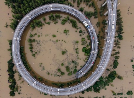 Một cây cầu dẫn đến đảo Tianxingzhou tại Vũ Hán, tỉnh Hồ Bắc, Trung Quốc bị ngập lụt. Ảnh: AFP.