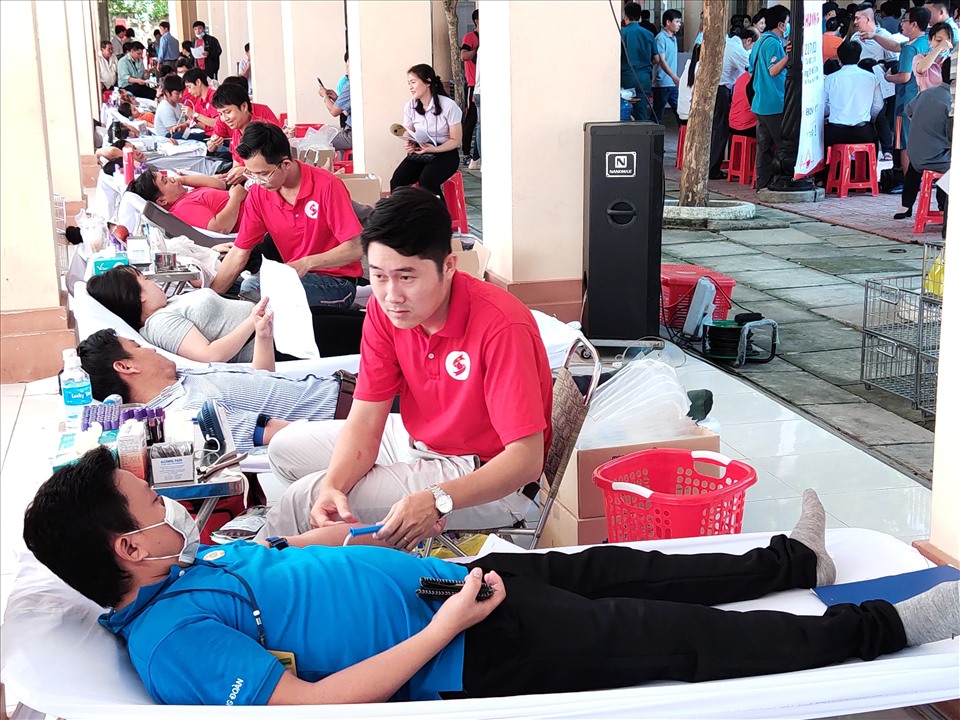 Lực lượng CNVCLĐ tham gia buổi hiến máu nhân đạo.