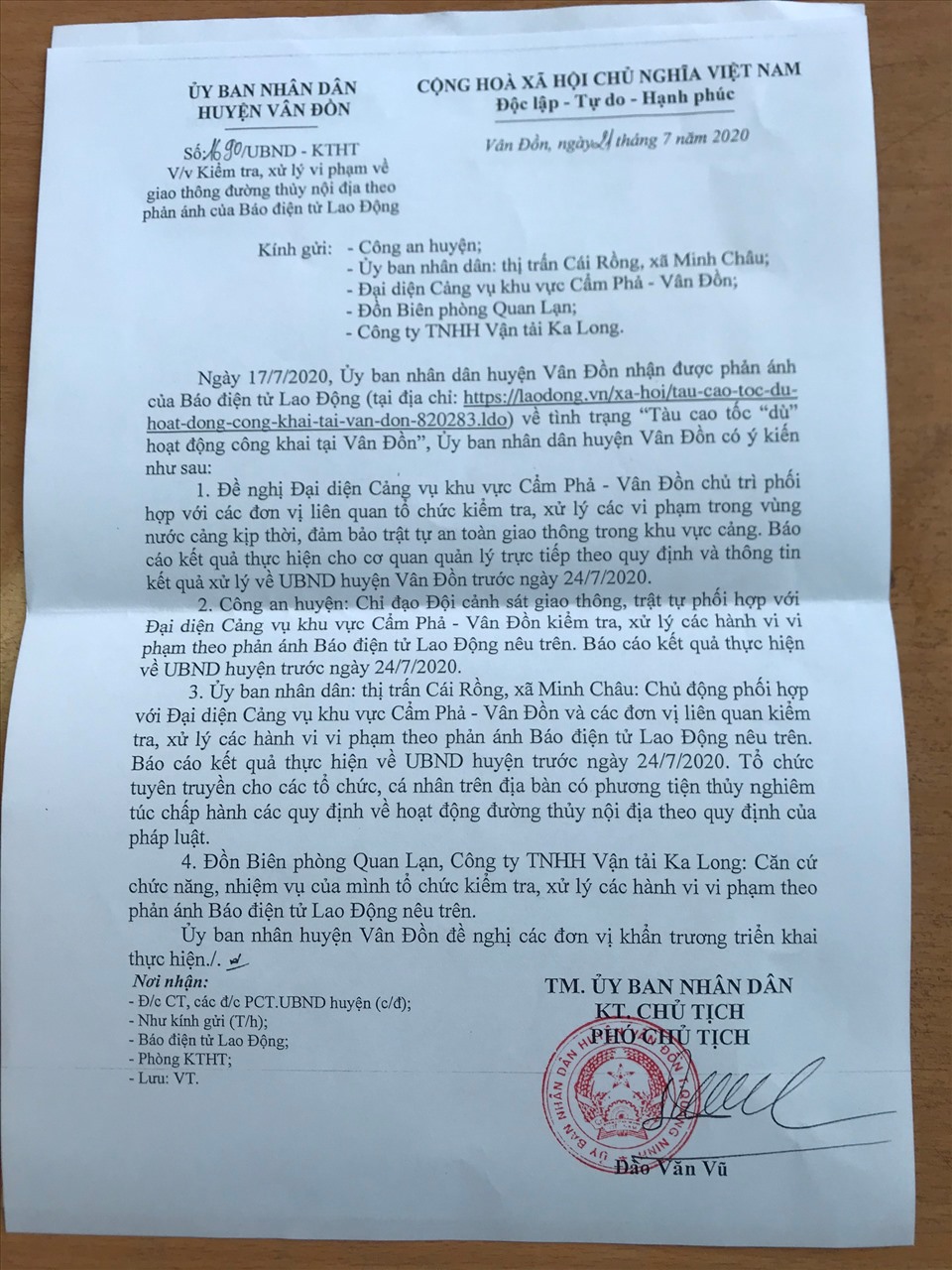 Công văn của UBND huyện Vân Đồn yêu cầu các cơ quan của huyện phối hợp với các đơn vị liên quan xem xét, xử lý các tàu hoạt động “chui“. Ảnh: Nguyễn Hùng