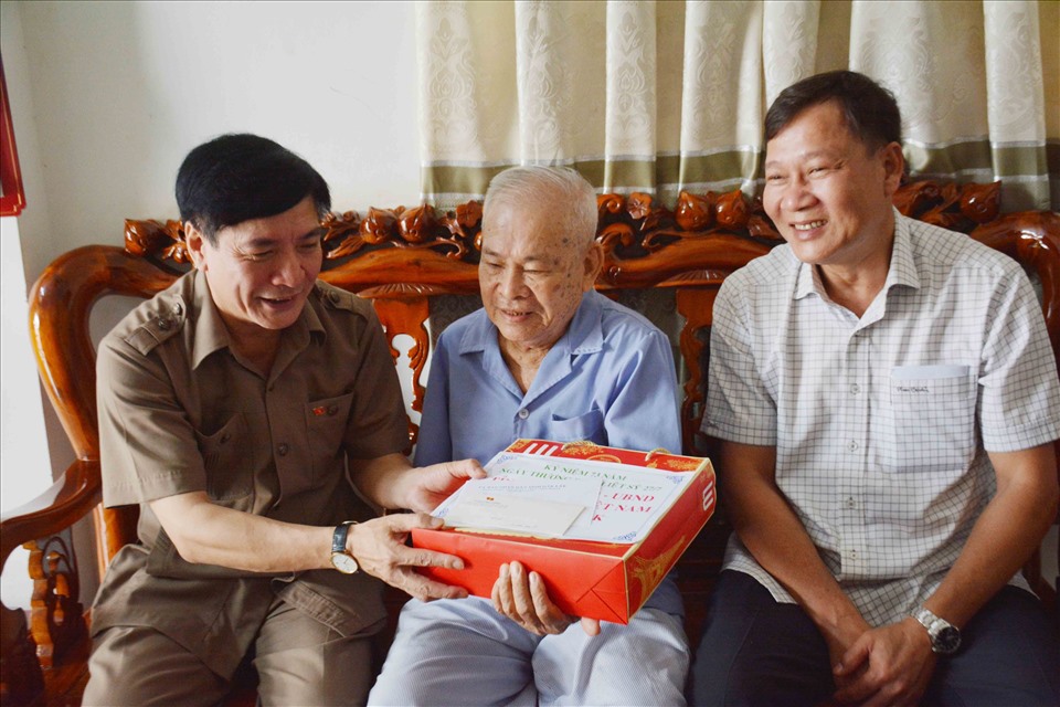 Bí thư Đắk Lắk thăm, tặng quà cho bà mẹ Việt Nam anh hùng ở địa bàn TP.Buôn Ma Thuột. Ảnh Hoài Thu