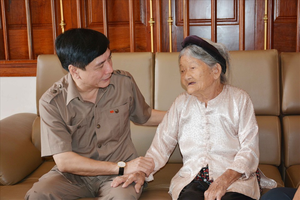 Bí thư Đắk Lắk thăm, tặng quà cho bà mẹ Việt Nam anh hùng ở địa bàn TP.Buôn Ma Thuột. Ảnh Hoài Thu