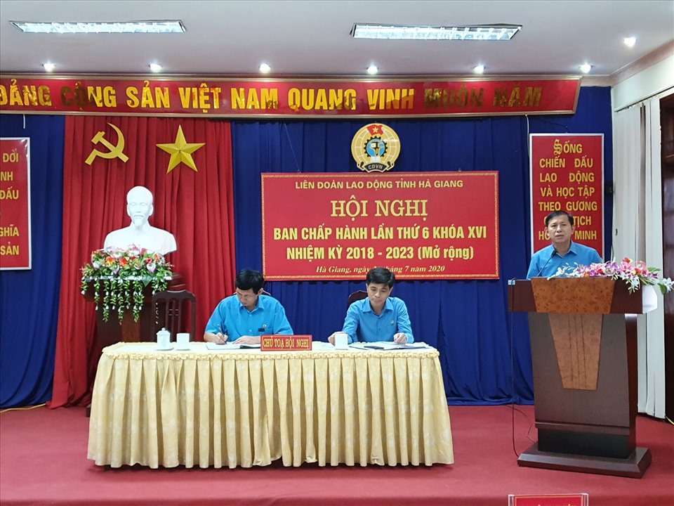 Đồng chí Vũ Mạnh Tiêm – Phó Trưởng ban Tuyên giáo Tổng Liên đoàn Lao động Việt Nam - phát biểu tại hội nghị. Ảnh: Hùng Mạnh.