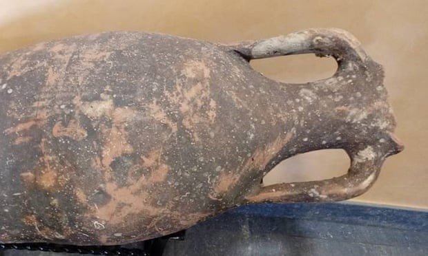 Thẩm định sơ bộ cho thấy các bình gốm có từ thời La Mã với niên đại có thể từ thế kỷ thứ nhất sau công nguyên. Ảnh: Civil Guard.