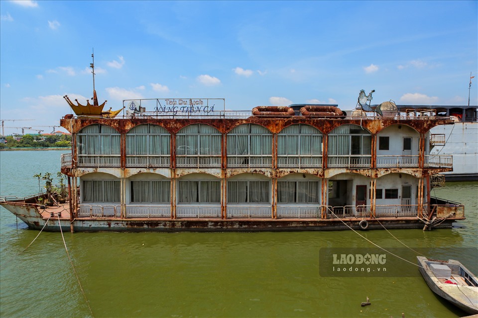 Sau khi thành phố Hà Nội ra quyết định dừng hoạt động kinh doanh đối với các nhà thuyền nổi hoạt động trên hồ Tây đầu năm 2017, khu vực Đầm Bảy nằm sát phố Nhật Chiêu (phường Nhật Tân, Tây Hồ) trở thành bến neo đậu hàng loạt các nhà thuyền nổi.