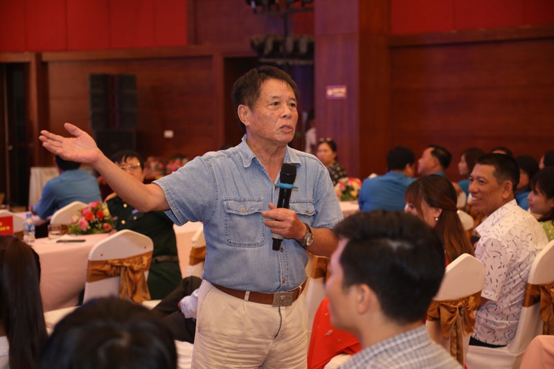 Nhà báo Vũ Huyến - đại diện Ban giám khảo nhận xét 40 tác phẩm dự thi.