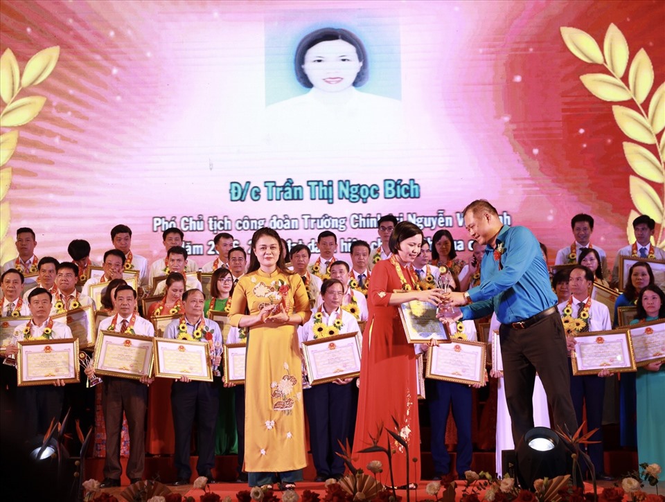 Đồng chí Nguyễn Minh Dũng (bên phải) và đồng chí Nguyễn Thị Thanh Tuyết (bên trái) tặng bằng khen cho các điển hình tiên tiến.