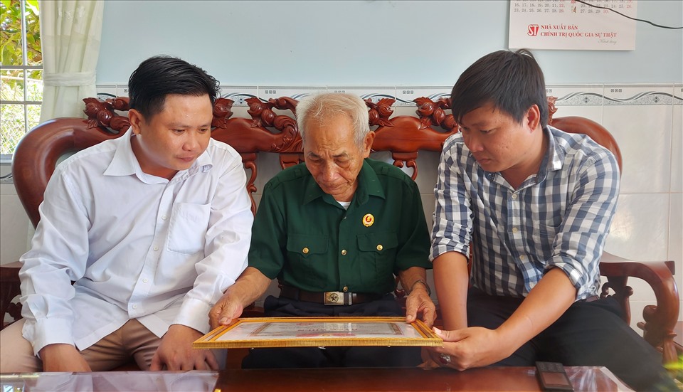 Cựu chiến binh Lê Quang Núi chia sẻ những kỉ niệm trong thời kháng chiến cùng thế hệ sau. Ảnh: N.A