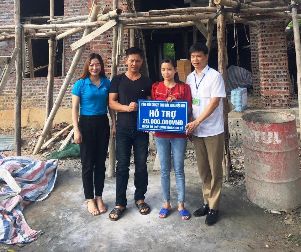 Đại diện lãnh đạo CĐCS Công ty TNHH giầy ADORA Việt Nam trao tiền hỗ trợ cho gia đình chị Nguyễn Thị Ninh. Ảnh: NT