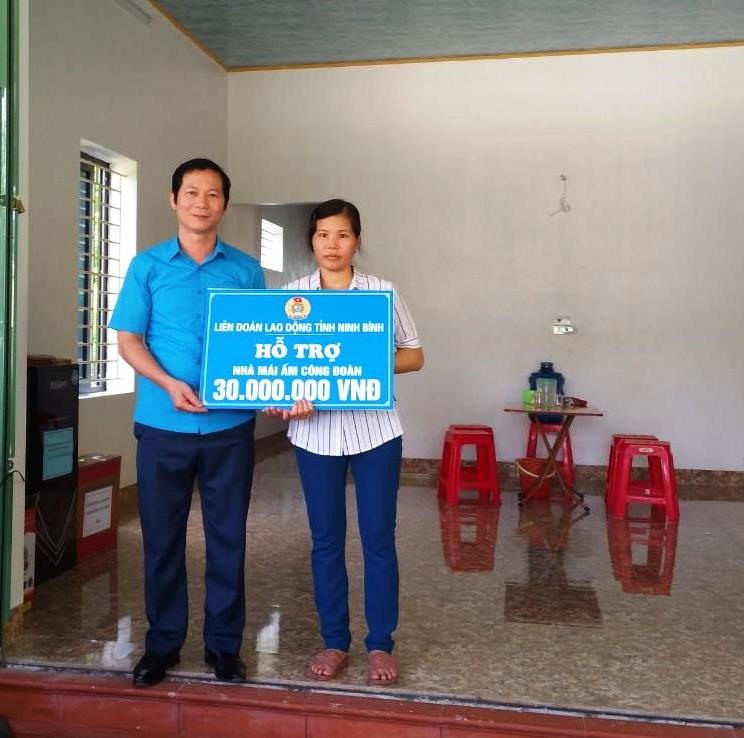 Đại diện lãnh đạo LĐLĐ tỉnh Ninh Bình trao tiền hỗ trợ cho gia đình chị Đào Thị Hương. Ảnh: NT