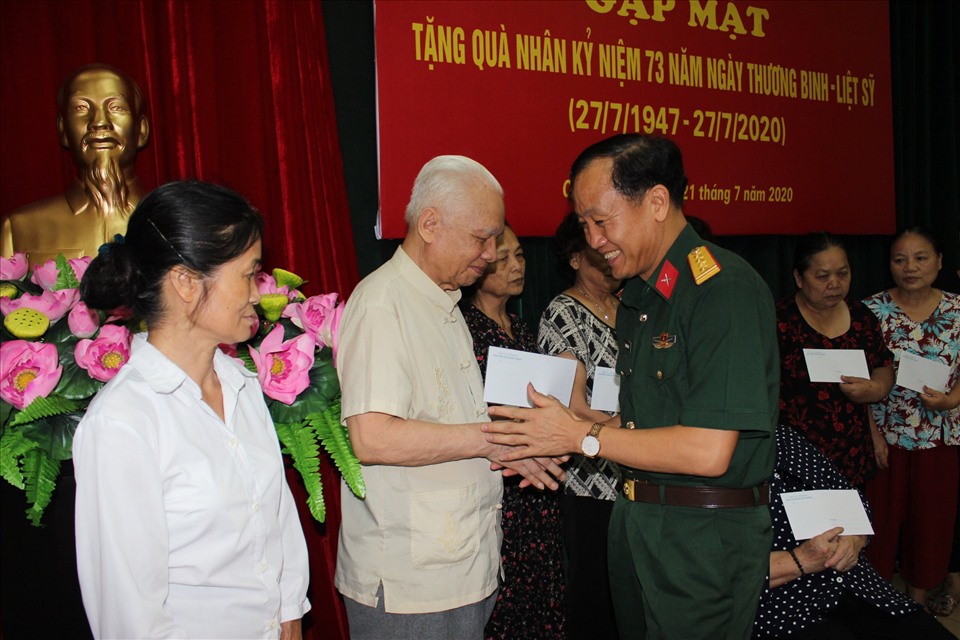 Đại  tá Nguyễn Văn Đề trao quà cho các gia đình. Ảnh: Ngọc Anh