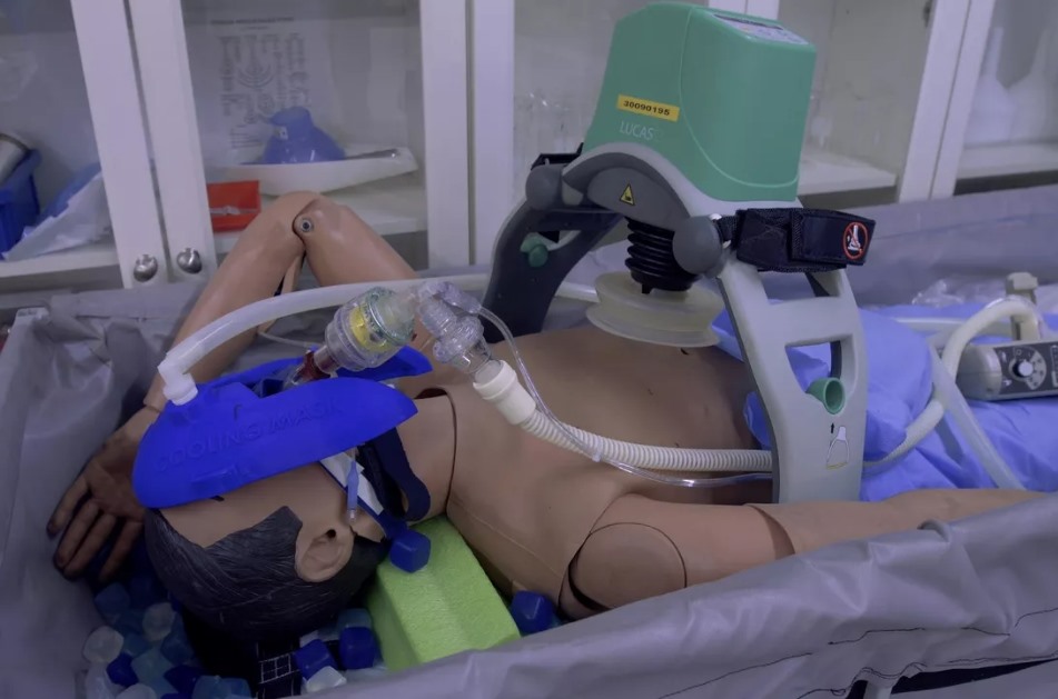“Bệnh nhân” chuyển tới Alcor được gắn máy trợ tim, trợ thở trước khi được đông xác.