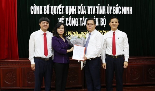 Phó Bí thư Thường trực Tỉnh ủy Bắc Ninh Đào Hồng Lan trao Quyết định và tặng hoa chúc mừng ông Nguyễn Nhân Chinh, tân Bí thư Thành ủy Bắc Ninh. Ảnh Cổng Thông tin điện tử TP Bắc Ninh