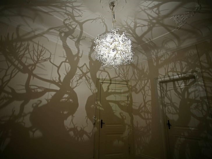 Đèn chùm này hứa hẹn sẽ biến những bức tường trong nhà bạn thành một rừng cây.