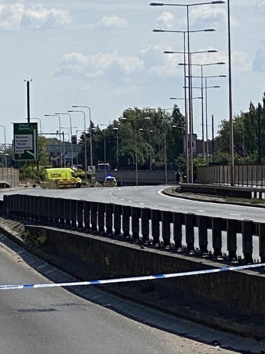Con đường sầm uất A13 ở thủ đô London đã phải đóng cửa 11 tiếng sau sự cố rơi đạn từ nóc xe cảnh sát. Ảnh: Mirror