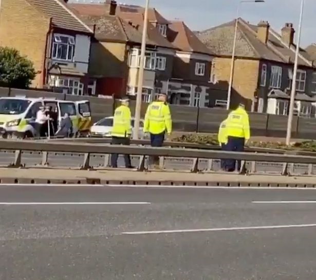 Cảnh sát London đang tìm kiếm đạn rơi rải rác trên đường A13. Ảnh: Mirror