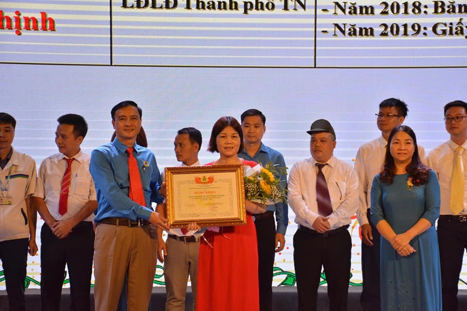 Đồng chí Vũ Duy Hoàng, Chủ tịch Liên đoàn Lao động tỉnh Thái Nguyên tặng Bằng khen cho CNVCLĐ có thành tích cao trong các phong trào thi đua. Ảnh: CĐTN
