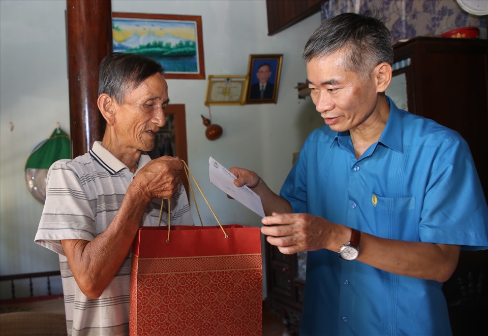 Đồng chí Trần Văn Thuật thăm hỏi, động viên và tặng quà cho thân nhân gia đình có công. Ảnh: Hưng Thơ.