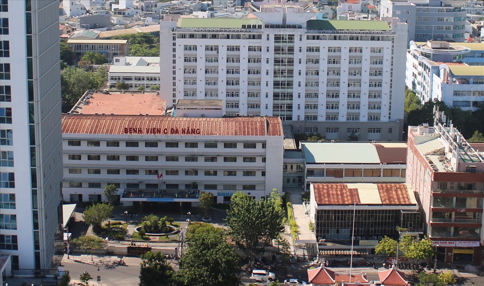Bệnh viện C Đà Nẵng đang phong tỏa, hạn chế người ra vào để phòng bệnh dịch. Ảnh: Hữu Long