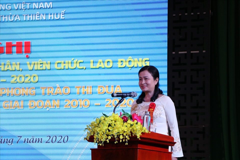 Bà Nguyễn Khoa Hoài Hương  - Tỉnh Ủy viên, Chủ tịch LĐLĐ Thừa Thiên Huế phát biểu tại hội nghị. Ảnh: P. Đạt.